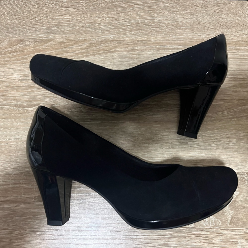 🌸Clarks Artisan Black Suede and Patent Pumps🌸